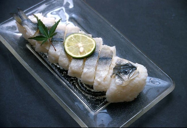 Haya-zushi được làm từ cơm và cá. Người ta sử dụng giấm trộn với cơm chứ không để lên men.