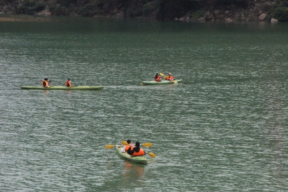 Chèo Kayak trên hồ Nong Dùng