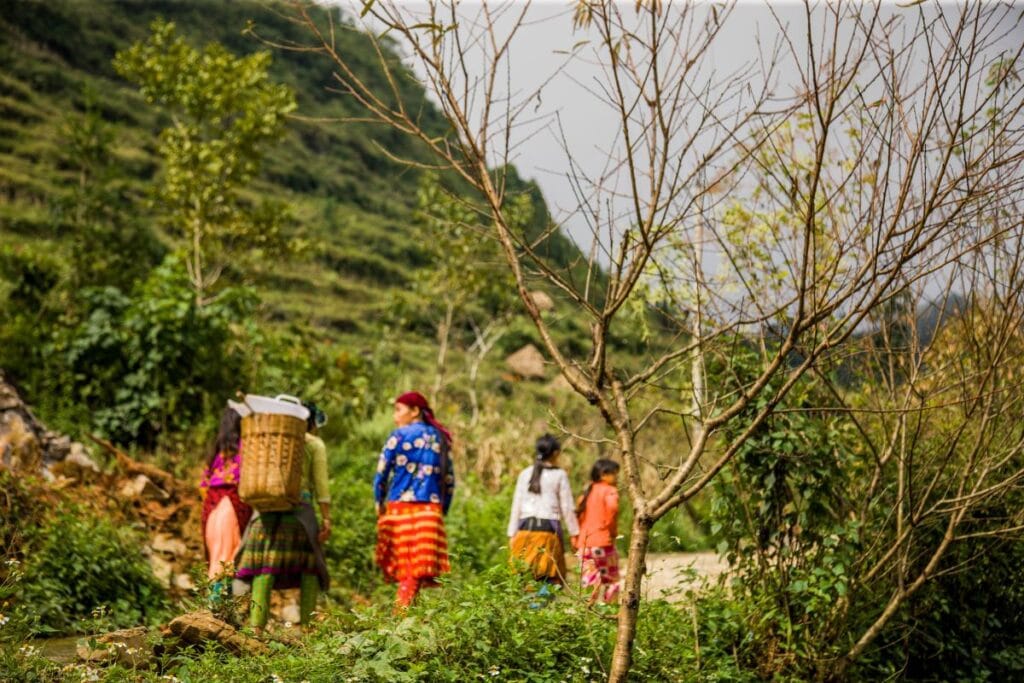 Cuộc sống trên miền đá không ồn ào, nhưng bền bỉ như những bước chân này - ảnh: Lê Tuấn
