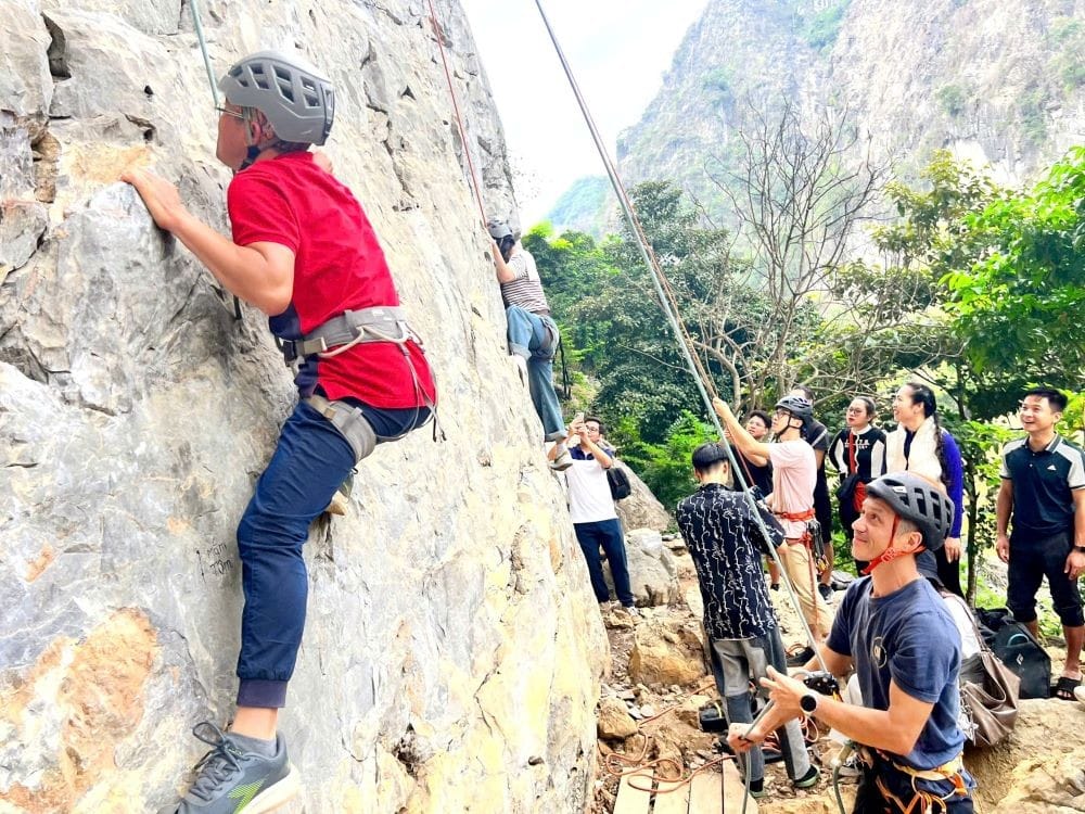 Jean Verly (góc phải), người sáng lập VietClimb, hướng dẫn người leo núi,