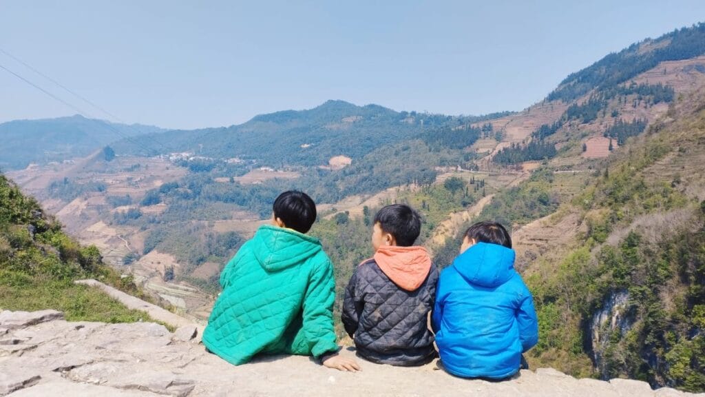 Di sản bền nhất không nằm ở danh hiệu, mà ở những đứa trẻ vẫn lớn lên hồn nhiên giữa bạt ngàn đá núi - ảnh: Lê Tuấn