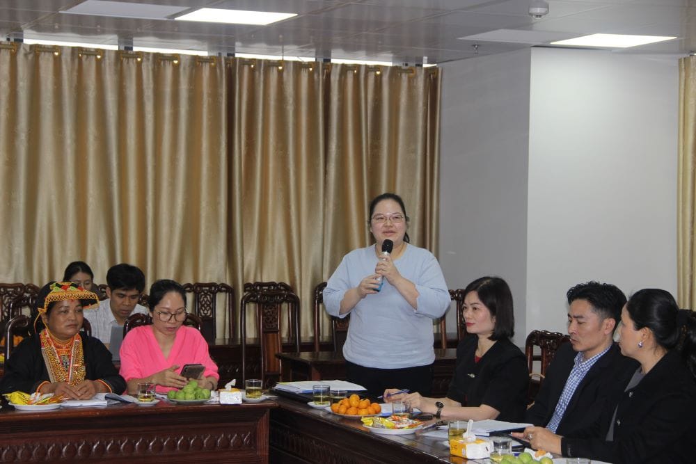 Bà Nguyễn Thị Kim Ngân - Giám đốc Vận hành Khu Du lịch tâm linh - sinh thái Tây Yên Tử trình bày tiềm năng và thực tiễn áp dụng chuyển đổi du lịch xanh tại đơn vị, kết quả đạt được, và những khó khăn gặp phải khi triển khai chuyển đổi du lịch xanh.